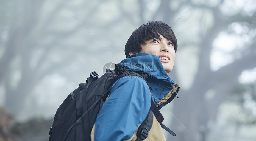 年轻男人徒步登山探险图片