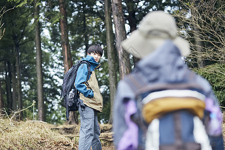 两个年轻人徒步登山图片