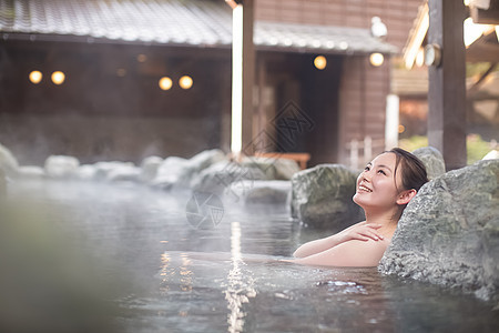 旅馆和风人类一个女人享受露天浴池图片