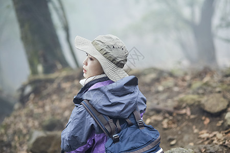 年轻女性户外徒步爬山图片