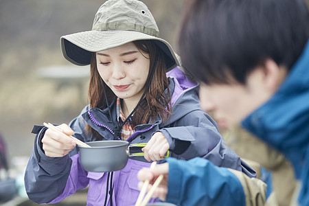 青春平底锅打破夫妇在首脑会议上用餐图片