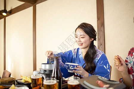 米温泉度假女妇女和朋友享受温泉之旅图片