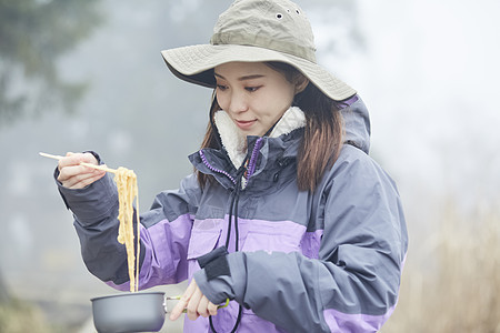 远足稻米青春女人在山顶上吃图片