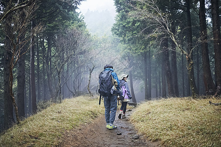 两个年轻人徒步登山拍照图片