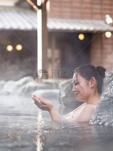 泡日式温泉的女性图片