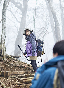 年轻女人徒步登山探险图片