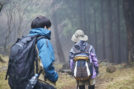 两个年轻人徒步登山拍照图片