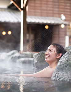 泡日式温泉的女性图片