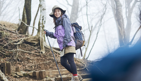 年轻女人徒步登山探险图片