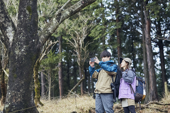 两个年轻人登山探险拍照图片