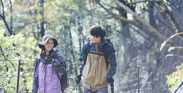 两个年轻人登山探险图片