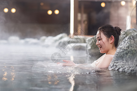 泡日式温泉的女性图片