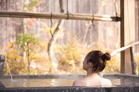 泡日式温泉的女性图片