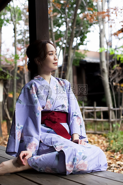 日本人温泉度假日本风格享受温泉旅行的妇女图片