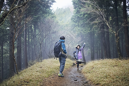 两个年轻人登山探险图片