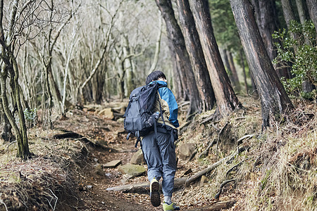 年轻男人徒步登山探险图片