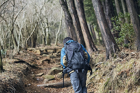 年轻男人徒步登山探险图片