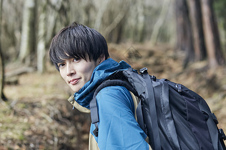 年轻男人徒步登山探险图片