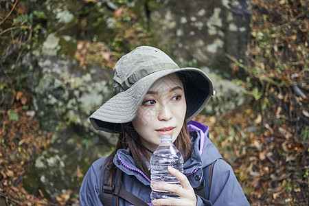 三十几岁半身照孤独的在山上休息的女人背景图片