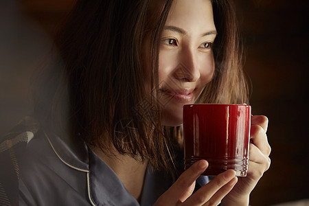 居家独自喝咖啡的年轻女子高清图片