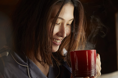 微笑马克杯独自居家喝咖啡的青年女子背景