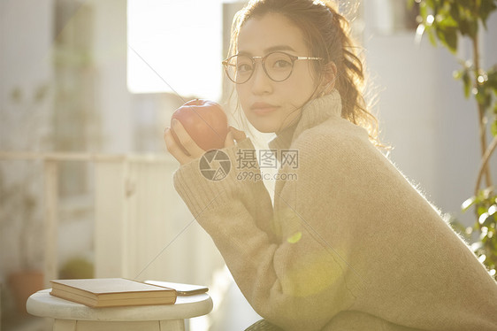 拿着苹果的年轻女子图片