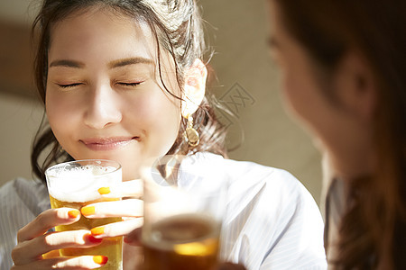 闺蜜好朋友聚会喝啤酒图片