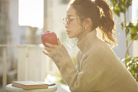 拿着苹果的年轻女子图片