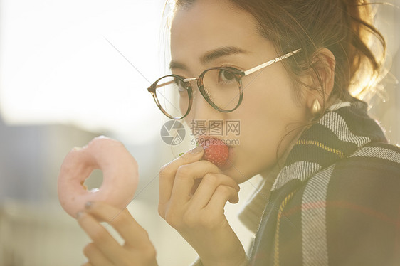 吃着草莓的年轻女子图片