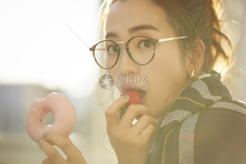 吃着草莓的年轻女子图片