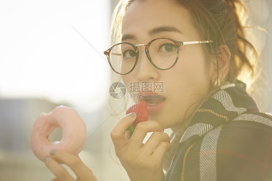 吃着草莓的年轻女子图片