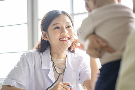 青年女性的惬意居家生活图片