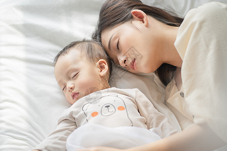 床上熟睡的婴儿和母亲图片
