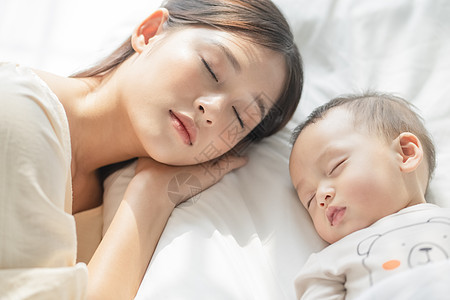 熟睡的婴儿和母亲图片