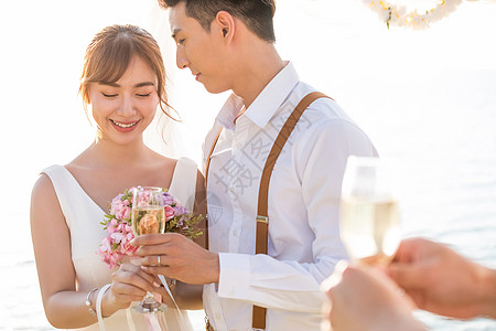 海洋婚礼男人们干杯嘉年华浪漫度假婚礼背景