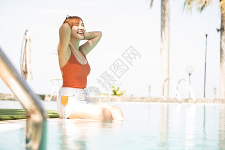 旅途女生太阳光一个穿泳衣的女人享受度假之旅图片