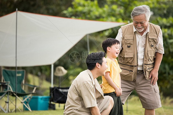 亚洲营地踏青三代家庭享受户外活动图片