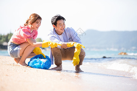 踏青乐趣散步男人和女人做海滩清洁图片
