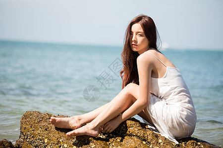 外国人通体护肤海背景的女人美丽形象图片