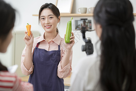 直播展示农产品的年轻女子高清图片