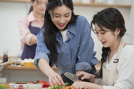 切菜处理食材的年轻女子图片