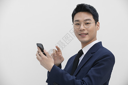 商务男青年玩手机背景图片