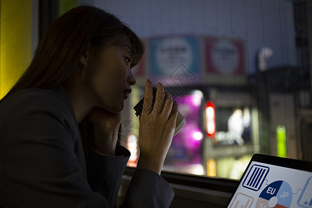 夜晚加班思考的女性图片