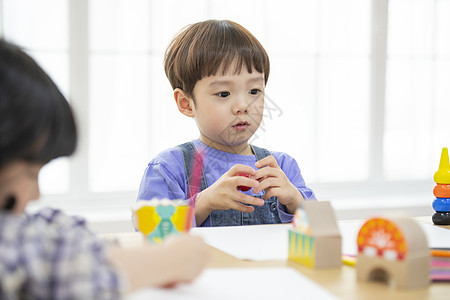 托儿班里认真学习开心的小朋友图片