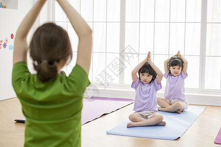 女老师教小朋友练瑜伽舒展身体背景图片
