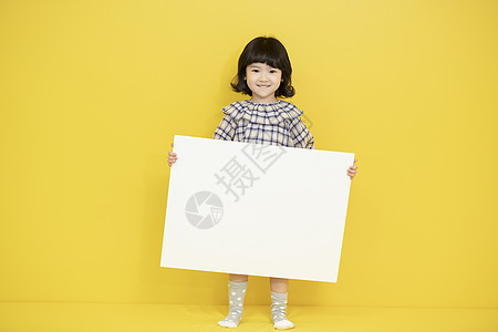 活泼可爱的幼儿园小女孩拿着画纸背景图片