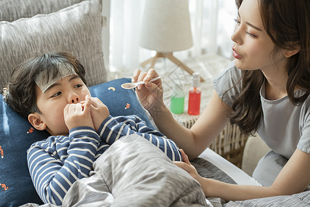 母亲照顾生病的孩子喂饭图片