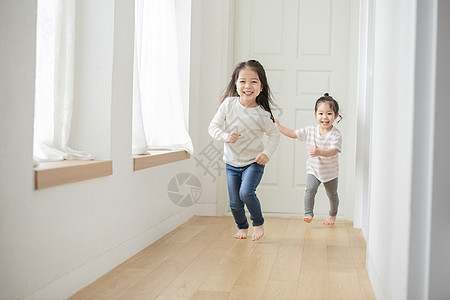 走廊里奔跑可爱的小女孩图片