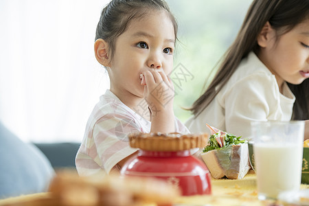 吃东西的小女孩背景图片