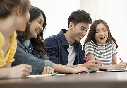 青春活力的大学生图片